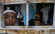 Indische Muslime im Dorf Buraburi warten auf die finale Bürgerliste. Stehen sie nicht drauf, droht ihnen Ausschaffung oder gar Gefängnis. (Bild: AP/Assam, 31.8.2019)