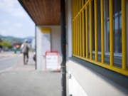 Zahlreiche Poststellen wurden in den vergangenen Jahren geschlossen oder in Agenturen umgewandelt. Der Ständerat möchte der Post kein Moratorium für weitere Schliessungen auferlegen. (Bild: KEYSTONE/GAETAN BALLY)