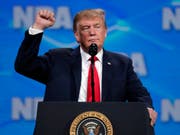 US-Präsident Donald Trump will Einblick in seine Einkünfte geben und erklärte am Montag (Ortszeit) gleichzeitig, nicht auf Übernachtungen von Staatsdienern in seinen Hotels angewiesen zu sein. (Bild: KEYSTONE/AP/MICHAEL CONROY)