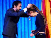 Der katalanische Parlamentspräsident Roger Torrent hängt Sea-Watch-Kapitänin Carola Rackete die Ehrenmedaille um. (Bild: KEYSTONE/EPA EFE/ALEJANDRO GARCIA)