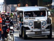 Die Sammel-Taxis gehören in Städten wie Manila zu den Grundsäulen des öffentlichen Nahverkehrs. (Bild: KEYSTONE/EPA/ROLEX DELA PENA)