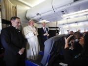 «Manchmal höre ich an einigen Orten Reden, die denen von Hitler 1934 ähneln», sagte Papst Franziskus am Dienstag auf dem Rückflug von Madagaskar nach Rom. Er fühle sich durch Ausländerfeindlichkeit manchmal in die Zeit des Nationalsozialismus zurückversetzt. (Bild: KEYSTONE/EPA AP POOL/ALESSANDRA TARANTINO / POOL)