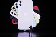 Die neuen iPhones gibt es in sechs Farben. (Bild: Tony Avelar / AP)