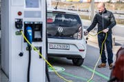 Im Kanton Luzern (hier bei der Raststätte Neuenkirch) soll es noch mehr Ladestation für Elektroautos geben. (Bild: Nadia Schärli, 26. Februar 2018)