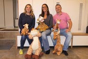 Der Vorstand des Vereins Giraffen.Schule, von links: Yasmina Rohner, Eveline Degani und Remo Degani. Auf dem Bild fehlt Céline Bares. (Bild: Susi Miara)