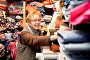 Milena Kosorok betreibt seit 40 Jahren einen Stoffladen in Romanshorn. (Bild: Donato Caspari)