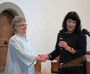 Feierlich wird Pfarrerin Annette Spitzenberg (links) von Kirchenrätin Iris Bruderer ins Amt eingesetzt.Bild: Karin Steffen