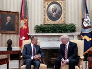 US-Präsident Trump und der russische Aussenminister Lawrow im Mai 2017 im Weissen Haus. - Laut CNN erfolgte die Entscheidung zum Abzug des CIA-Spions nach einem Treffen zwischen Trump und Lawrow im Weissen Haus. (Bild: KEYSTONE/AP Russian Foreign Ministry)