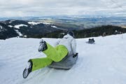 Schlittel-Spass auf den Hängen des Pilatus ist oft nur in höheren Lagen garantiert. (Archivbild: Dominik Wunderli, 29. Dezember 2013)