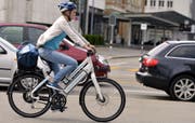 Das Mindestalter für alle E-Bikes liegt heute bei 14. In den Nachbarländern der Schweiz gibt es keine Altersbeschränkung, zumindest für leichte E-Bikes nicht. (Bild: Walter Bieri / Keystone)