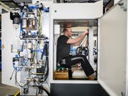 Auch in der Industrie deutet derzeit wenig auf eine Verschlechterung der Beschäftigungslage hin. (Bild: KEYSTONE/CHRISTIAN BEUTLER)