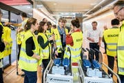 SP-Mitglieder fassen Kopfhörer für den Rundgang bei der Papierfabrik Perlen. (Bild: Nadia Schärli, 10. September 2019)