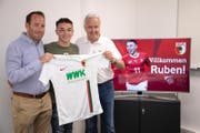 Berater Josef «Seppi» Jost (rechts) mit Ruben Vargas (Mitte) und dem Augsburg-Geschäftsführer Michael Ströll während der Präsentation beim Bundesligisten am 17. Juni 2019. (Bild: FC Augsburg)