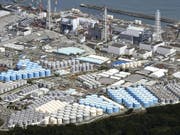 Tanks mit radioaktivem Wasser werden beim zerstörten Atomkraftwerk in Fukushima gelagert. Acht Jahre nach der Reaktorkatastrophe muss Japan noch entscheiden, was mit den Millionen Tonnen von verseuchtem Wasser geschehen soll. (Bild vom September 2017) (Bild: KEYSTONE/AP Kyodo News/DAISUKE SUZUKI)