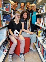 Die Bibliotheksleiterinnen Heidi Büchel und Angela Neff (vorne von links), die Mitarbeiterinnen Irene Franck, Andrea Gmür, Denise Maffei, Andrea Bleiker und Marianne Grob (hinten von links). (Bild: Fränzi Göggel)