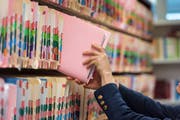 Die Gesetze und Vorgaben sind mittlerweile so kompliziert, dass Gemeindeverwaltungen sich externe Hilfe holen. Quelle: Keystone/1. März 2018.