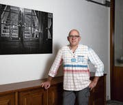 Christian Herbert Hildebrand vor seinem Lieblingsbild mit alt Bundesrat Adolf Ogi.(Bild: Roger Zbinden, Menzingen, 7. September 2019)