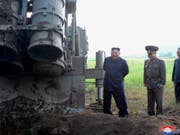 Nordkoreas Machthaber Kim Jong Un beim Besuch eines Mehrfach-Raketenwerfer an einem unbekannten Orten im Land. (Bild: KEYSTONE/AP KCNA via KNS)