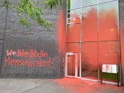 Das Gebäude an der Brünigstrasse/Fruttstrasse in Luzern, worin sich das Amt für Migration befindet, wurde mit Farbe beschmiert (Leserbild).