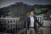 Architekt Mauritius Carlen auf einer der Dachterrassen des Quartiers, die allen Bewohnern offen stehen. (Bild: Pius Amrein, Kriens 10. September 2019)