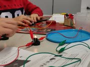 Die Versuchsanordnungen können mit Hilfe der Online-Plattform im Schulzimmer benutzt werden. (Bild: PD)