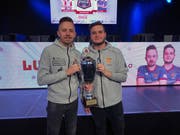 Luca Boller (links) und sein Teamkollege Tim Katnawatos gewannen im Mai den «Coca-Cola eCup». (Bild: PD)