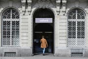 Der Eingang der Valiant Bank bei der Filiale auf dem Bundesplatz. (Bild: Peter Klaunzer/Keystone, Bern, 23. September 2016)
