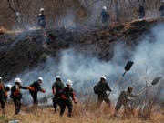 In Bolivien sind seit August zwei Millionen Hektar Wald und Grasland durch Brände zerstört worden. Umweltschützer geben der Regierung die Schuld dafür. Per Gesetz hatte die Regierung das Abbrennen von Wald- und Weideflächen für landwirtschaftliche Zwecke gefördert. (Bild vom 30. August) (Bild: KEYSTONE/AP/JUAN KARITA)