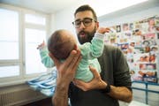 Der Ständerat will zwei Wochen bezahlte Auszeit für Väter. Am Mittwoch muss der Nationalrat entscheiden. (Bild:Alessandro Crinari/Keystone)