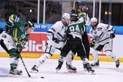 Mit aller Macht wehr sich Thurgaus Florian Niedermaier (Mitte) gegen die Zuger Übermacht und sorgt damit dafür, dass sein Teamkollege Joel Moser am Puck bleibt. (Bild: Mario Gaccioli)