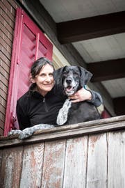 Maud Berner mit ihrem Hund Louis, den ihr die Behörden zwischenzeitlich wegnahmen. (Bild: Manuela Jans)