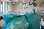 Ein Ärzteteam bereitet eine Operation vor: Je öfter ein Eingriff durchgeführt werde, desto besser sei die Qualität, sagen Gesundheitsexperten. (Bild: Urs Bucher)