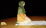 Bernada Sljyvar demonstriert das Ritual der Muslime.Bild: Heidy Beyeler