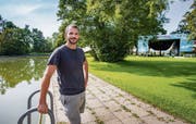 Für Diego Schweizer vom Verein «Weihern Openair Festival» ist klar: «Das Festival lebt stark von der Stimmung am Wasser.»Bild: Urs Bucher