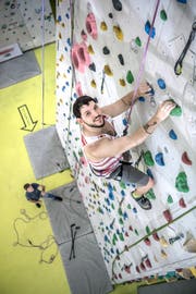 Olivier Ineichen klettert im Pilatus Indoor in Root, abgesichert von Daniel Spörli. (Bild: Pius Amrein, Root, 21. August 2019)