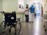Ein Zivi im Einsatz. Der Ständerat will den Zugang zum Zivildienst erschweren, damit wieder mehr junge Männer Militärdienst leisten. (Bild: KEYSTONE/CHRISTIAN BEUTLER)