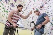 Olivier Ineichen (links) und Daniel Spörli bei der gegenseitigen Kontrolle am Boden. (Bild: Pius Amrein, Root, 21. August 2019)