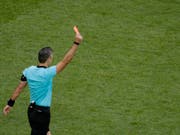 Die Suva zeigt den Unfairen die rote Karte: Der Unfallversicherer richtet einen neuen Preis im Schweizer Cup aus für die fairsten Spiele. (Bild: KEYSTONE/AP/DMITRI LOVETSKY)
