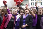 Der Frauenstreik führte zu Frauenboom bei den Nationalratswahlen. Im Bild: Nationalrätin Sibel Arslan (Grüne), macht ein Selfie mit Nationalrätin Nadine Masshardt (SP), Nationalratspräsidentin Marina Carobbio (SP), Bundesrätin Viola Amherd (CVP) und Nationalrätin Isabelle Moret (FDP, von rechts). (Bild: Keystone)