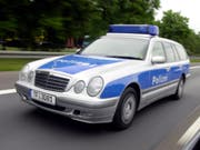 Weil er eine Waffe gezückt hatte: Bei einer Kontrolle auf einer Autobahn bei Berlin erschiessen Beamte einen mutmasslichen Straftäter. (Bild: KEYSTONE/AP/SVEN KAESTNER)