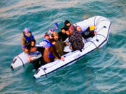 Migranten auf einem Schlauchboot im Ärmelkanal. (Bild: KEYSTONE/AP/MARINE NATIONALE)