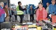 Die Gruppe mit Produktionsleiter Thomas Kuster im Bereich der Sonderabfälle Industrie. (Bild: Adi Lippuner)