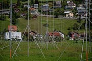 Dieses Baugespann für die umstrittene Überbauung Hofmatt soll demnächst wieder entfernt werden. Bild: Corinne Glanzmann (Sarnen, 11. September 2019)