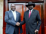 Einigung im ostafrikanischen Krisenland Südsudan: Rebellenführer Riek Machar (links) und Präsident Salva Kiir wollen innert zweier Monate eine Einheitsregierung bilden. (Bild: KEYSTONE/AP/SAM MEDNICK)