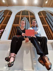 Dagmar Grigarova und Thomas Haubrich, die beiden künstlerischen Leiter der «Amriswiler Konzerte», stellen in der evangelischen Kirche Amriswil das Programm der Saison 2019/20 vor. Bild: Manuel Nagel