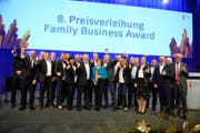 Gewinner des diesjährigen Family Business Awards: die Wilhelm Schmidlin AG mit Amag-CEO Morten Hannesbo (2. von links) und Amag-Verwaltungsratspräsident Martin Haefner (rechts). (Bild: PD)