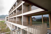 Jedes der 57 Einzelzimmer im Pflegezentrum hat einen kleinen Balkon. (Bilder: Ralph Ribi (5. September 2019))