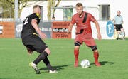 Sven Düring (am Ball) kehrt temporär auf den Ifang zurück und möchte mit Seuzach die Tabellenführung verteidigen.Bild: Beat Lanzendorfer