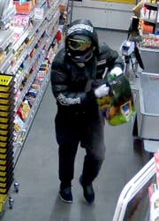 Dieselbe Volg-Filiale im November 2016: Der Täter trägt eine Skibrille, eine Sportjacke und ist mit einem Küchenmesser bewaffnet. (Bild: ZVG)