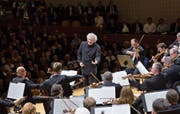 Trieb sein Orchester immer wieder zügig voran: Sir Simon Rattle am Dienstagabend im KKL. (Bild: Priska Ketterer/LF)